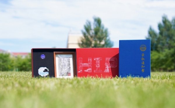 炒股配资系统 用“冰”做的录取通知书 冰雪艺术迎新礼